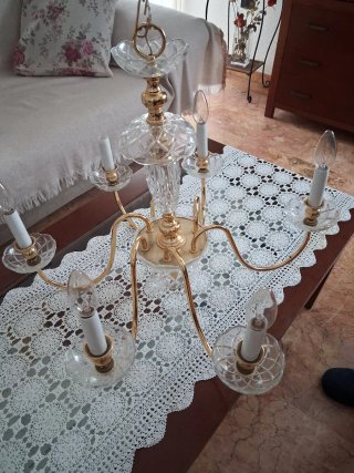 Lámpara de araña dorada y cristal