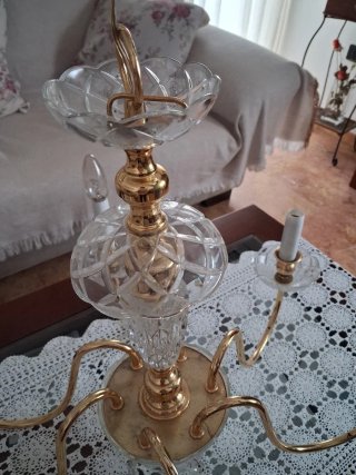 Lámpara de araña dorada y cristal