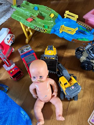Lote de Juguetes: Coche, Muñeca y Más