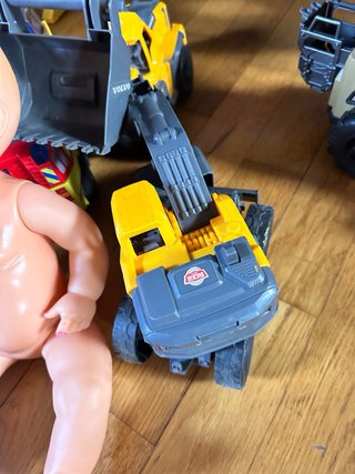 Lote de Juguetes: Coche, Muñeca y Más