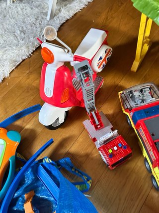 Lote de Juguetes: Coche, Muñeca y Más