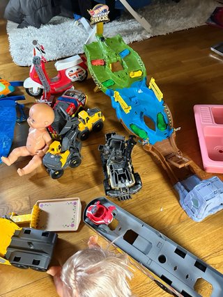 Lote de Juguetes: Coche, Muñeca y Más