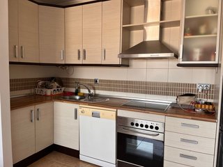 Cocina modular beige y plateada