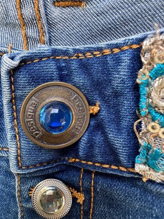 Shorts vaqueros Desigual con parches
