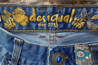 Shorts vaqueros Desigual con parches