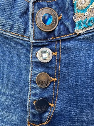 Shorts vaqueros Desigual con parches