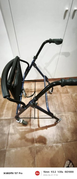 Andador con asiento y ruedas