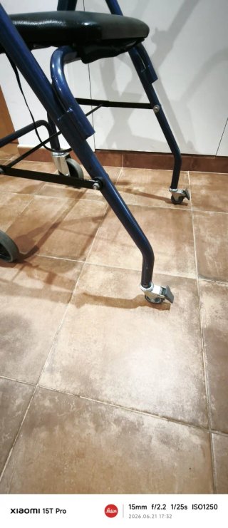 Andador con asiento y ruedas