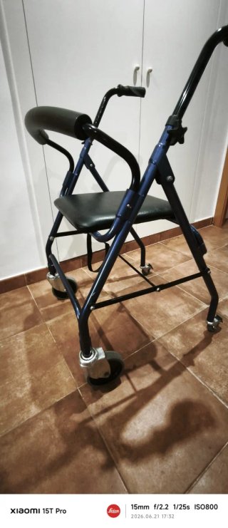 Andador con asiento y ruedas