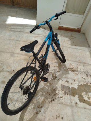 Bicicleta BTWIN MTB azul con suspensión