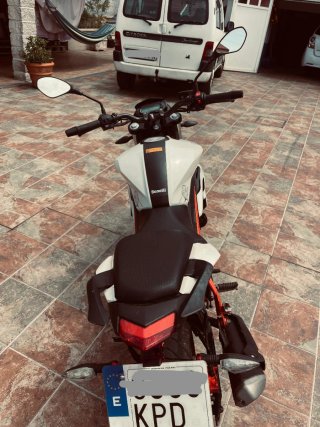 Benelli BN 125 Naked Blanca y Naranja
