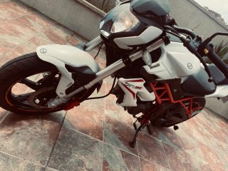 Benelli BN 125 Naked Blanca y Naranja