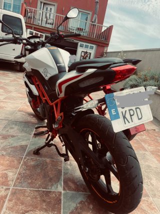 Benelli BN 125 Naked Blanca y Naranja
