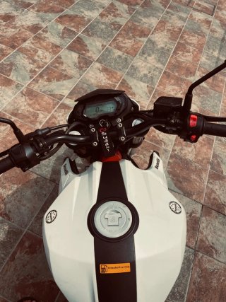 Benelli BN 125 Naked Blanca y Naranja