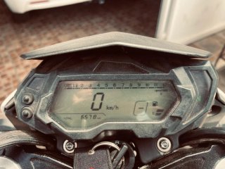 Benelli BN 125 Naked Blanca y Naranja
