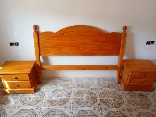 Cabecero y mesitas de madera