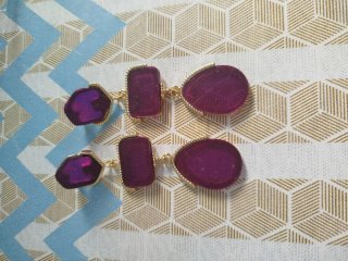 Pendientes largos morados y dorados
