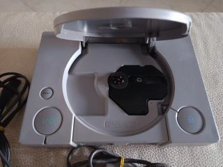 PlayStation 1 Sony Silver con joystick