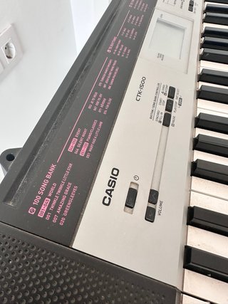Teclado Casio CTK-1500 con el soporte