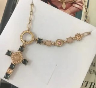 Conjunto collar y pendientes cruz