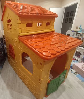 Casa de muñecas y casita infantil