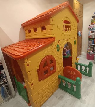 Casa de muñecas y casita infantil