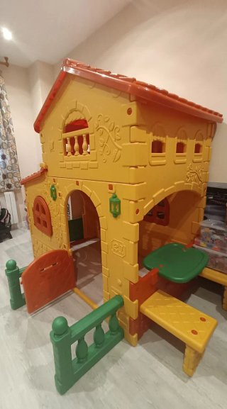Casa de muñecas y casita infantil