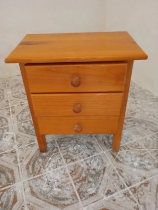 Mesita de noche de madera