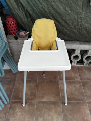 Trona infantil amarilla y blanca