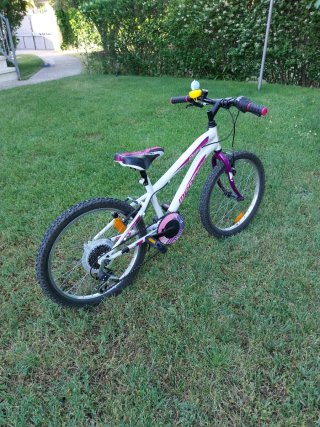 Bicicleta infantil blanca y morada