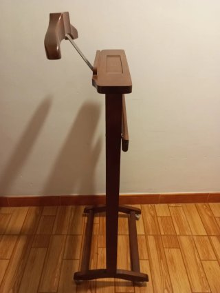 Perchero de madera para trajes