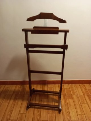 Perchero de madera para trajes