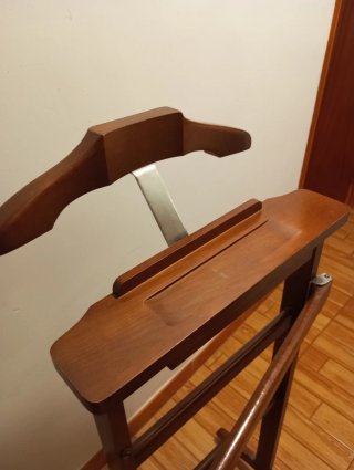 Perchero de madera para trajes