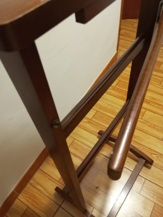 Perchero de madera para trajes