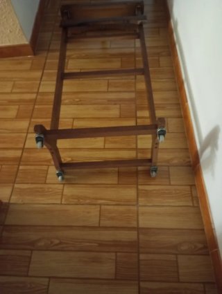 Perchero de madera para trajes