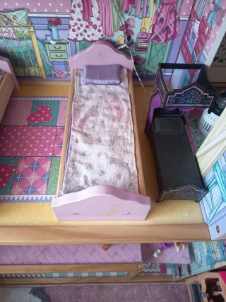Casita de muñecas de madera amueblada 102cm x82 cm
