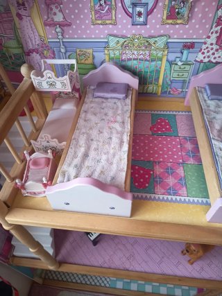 Casita de muñecas de madera amueblada 102cm x82 cm