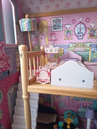 Casita de muñecas de madera amueblada 102cm x82 cm