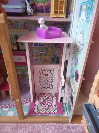 Casita de muñecas de madera amueblada 102cm x82 cm