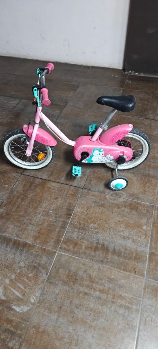 Bicicleta infantil rosa con ruedines