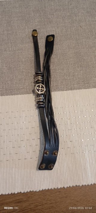 Pulsera Cuero Trenzado con Detalle Cruz