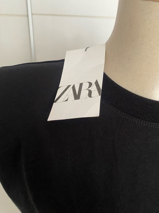 Camiseta negra ZARA con hombreras