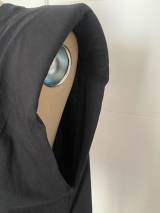 Camiseta negra ZARA con hombreras