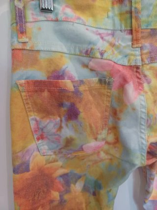 Pantalón pitillo de flores