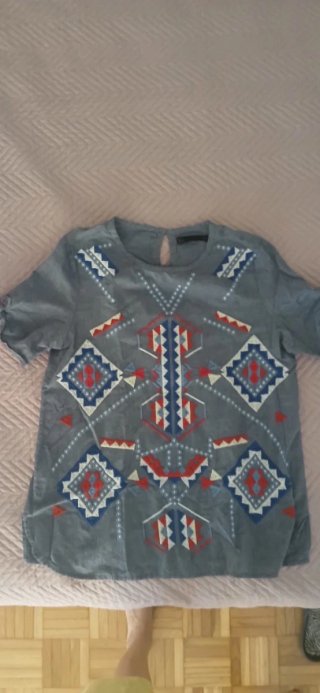 Chaqueta morada cruzada , camisa blanca, camiseta