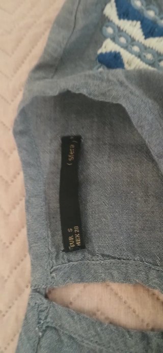 Chaqueta morada cruzada , camisa blanca, camiseta