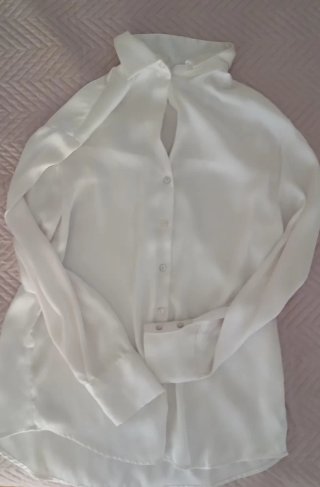 Chaqueta morada cruzada , camisa blanca, camiseta