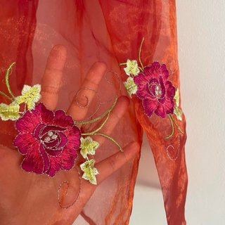 Chaqueta transparente roja bordada flores