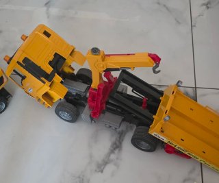 Camión Grúa Bruder y Excavadora CAT