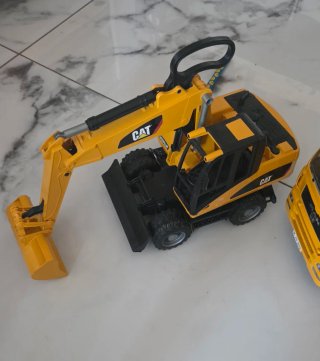 Camión Grúa Bruder y Excavadora CAT